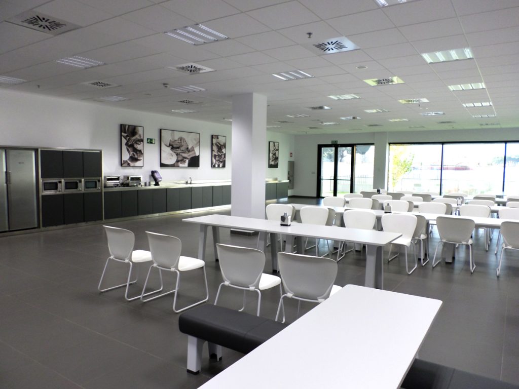 Centro-logístico-Tordera---instalaciones-eléctricas-interior-comedor