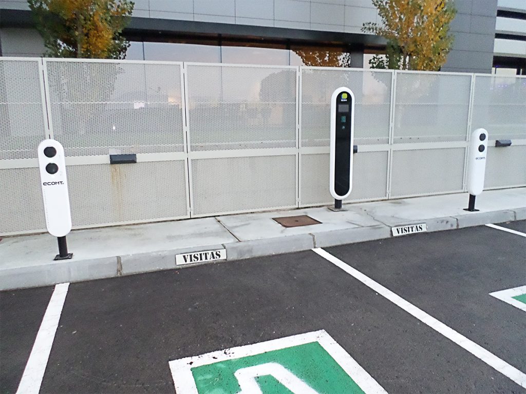 Centro-logístico-Tordera---puntos-de-recarga-exterior